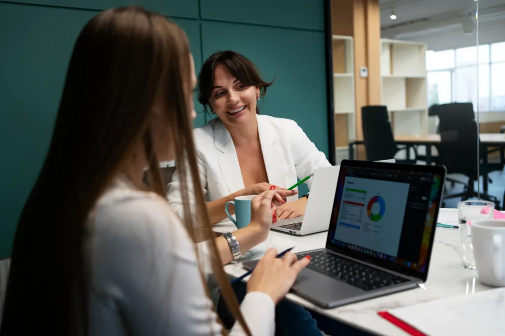 Equipe analisando informações de colaboradores