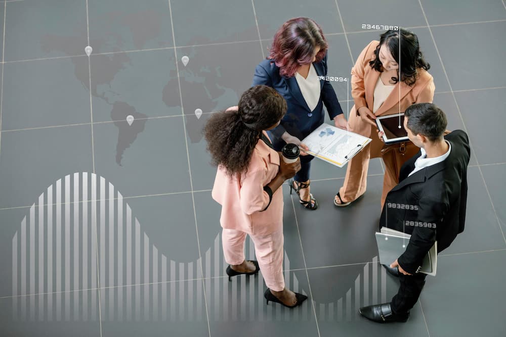 Profissionais reunidos para planejamento empresarial
