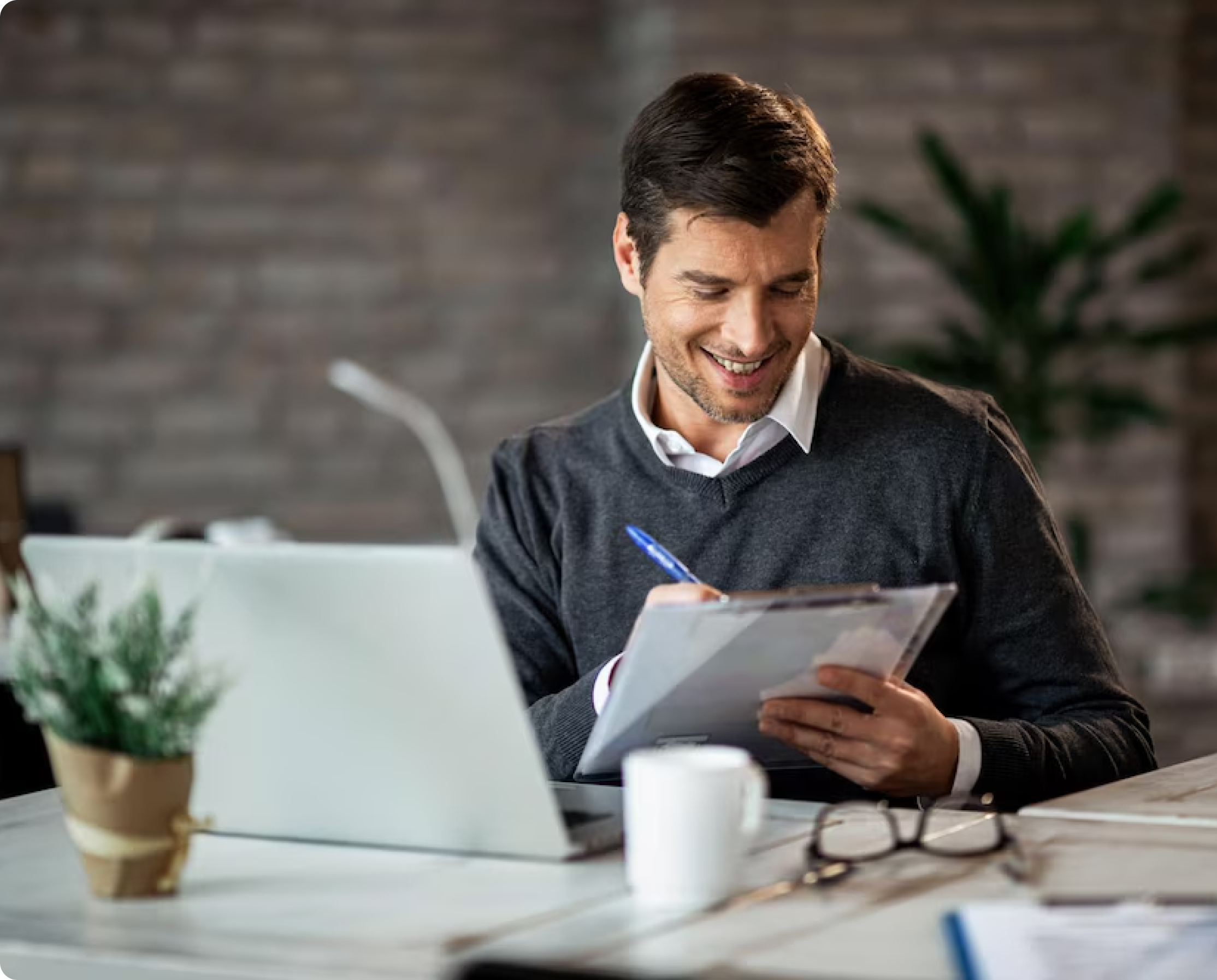 Profissional analisando dados financeiros